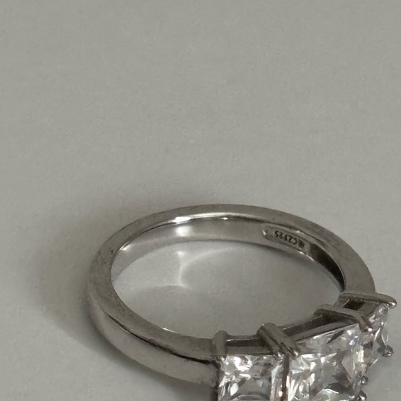 Sterling Silver Cubic Zirconia ring - Picture 5 of 9